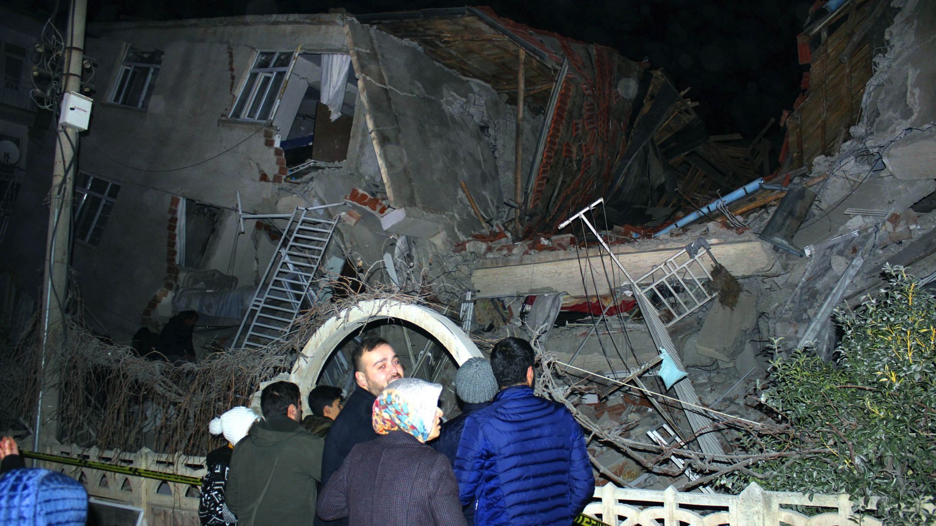 Мощният трус в Турция разруши сгради и отне животи (снимки+видео)