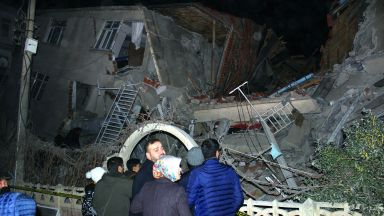  Мощният трус в Турция унищожи здания и лиши животи (снимки+видео) 