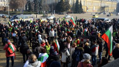Заради водната криза: Перничани сурвакаха с протестно шествие в София