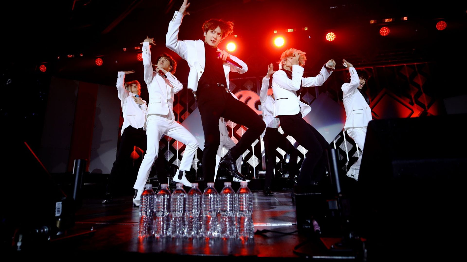 Продадоха за 83 200 долара микрофоните на южнокорейската поп банда Би Ти Ес