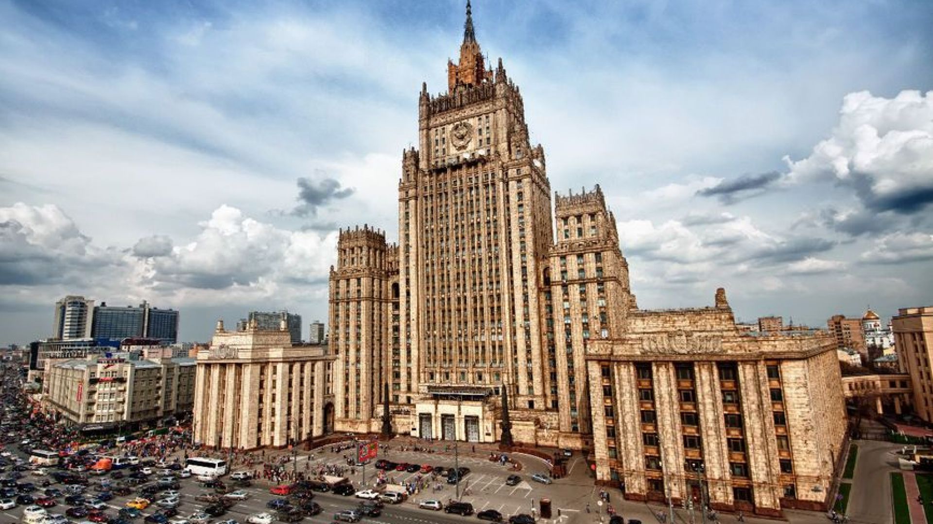 Министерството на външните работи в Москва разглежда експулсирането на руски