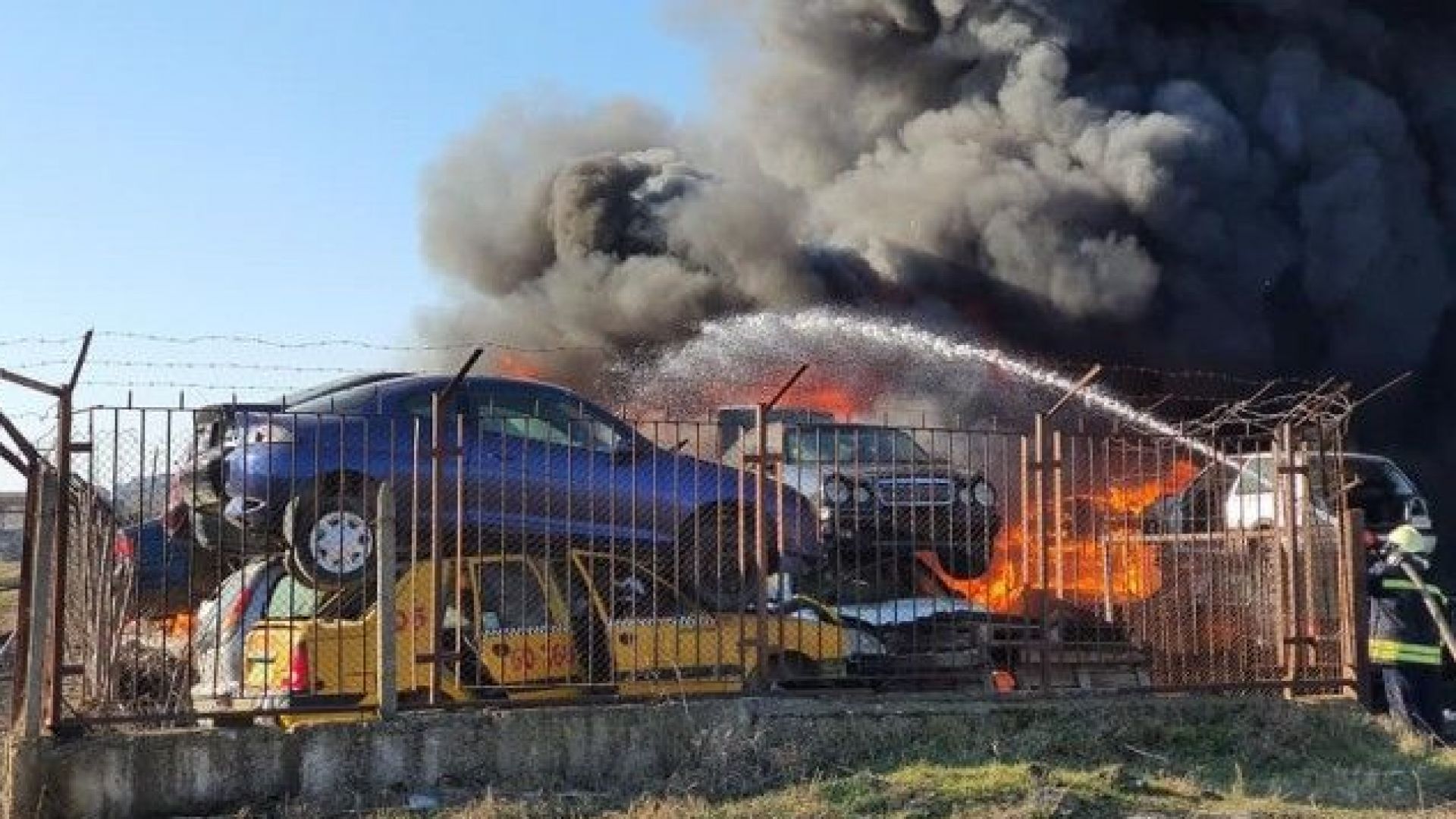 Десетки коли горят в автоморга в района на сточна гара