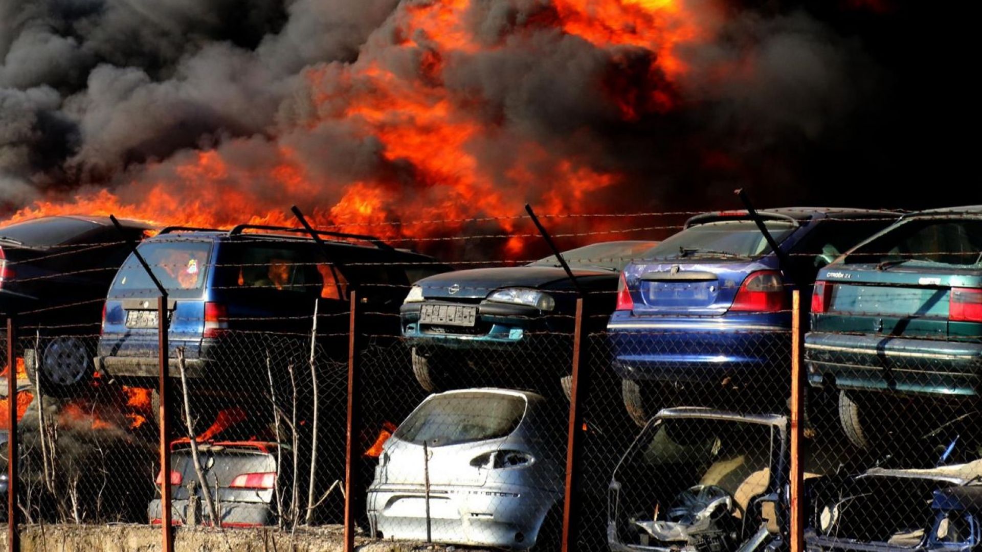 Прокуратурата ще разследва огромния пожар в автоморга в Хасково, където