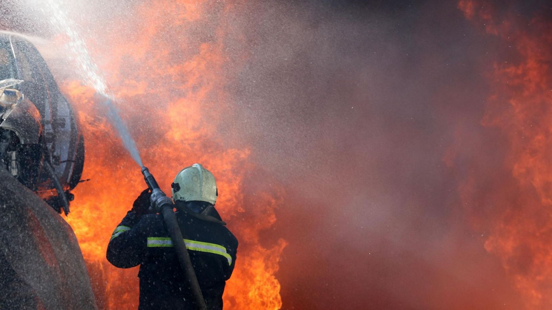 3-метрови пламъци погълнаха десетки коли в депо за скрап в Бургас