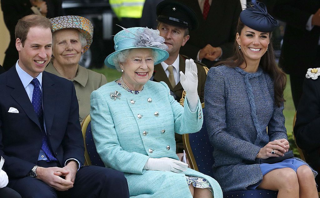 Кралица Елизабет с Кейт Мидълтън и принц Уилям