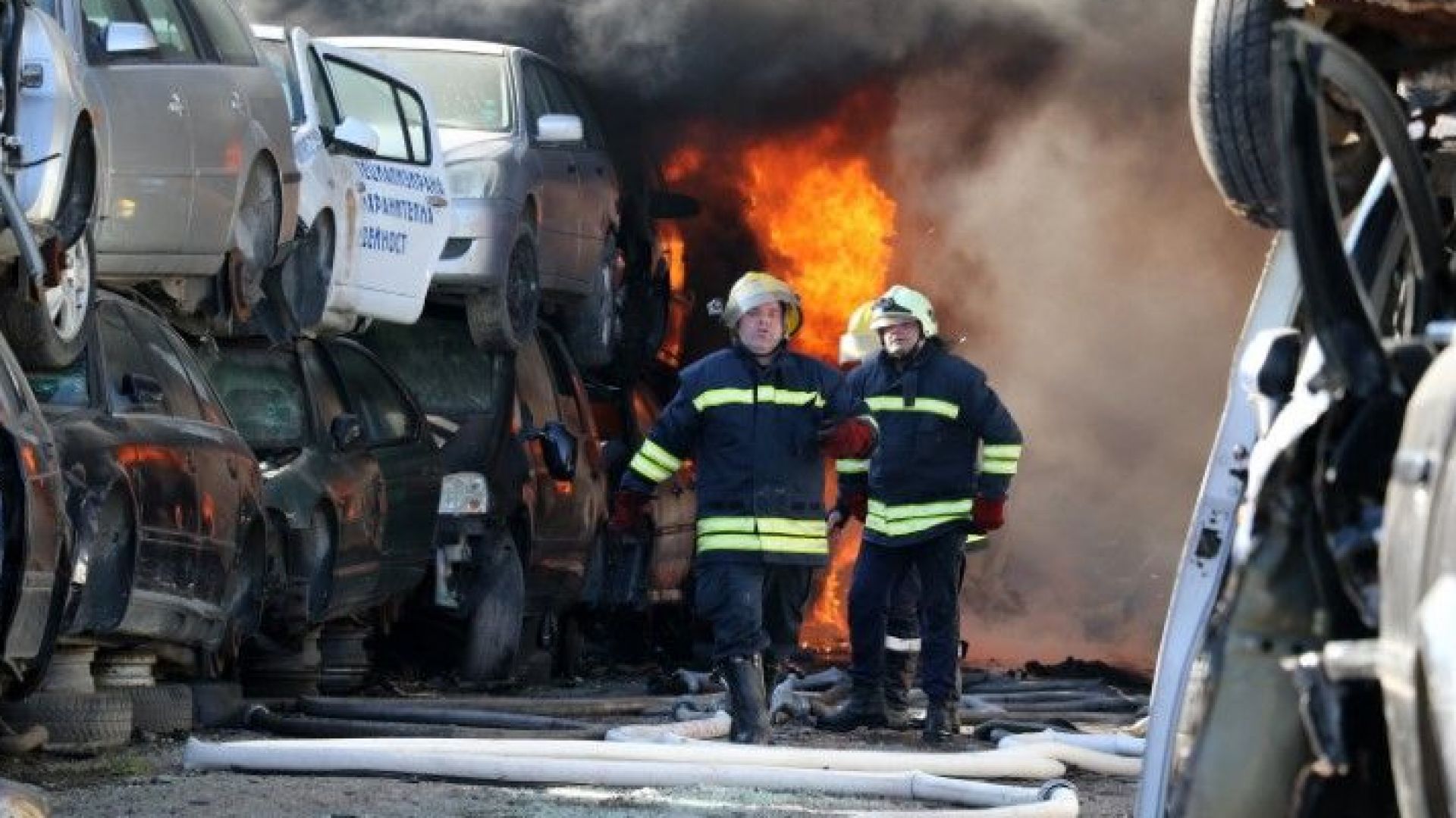 Пожарът който вчера избухна на автоморга в Хасково и обгази