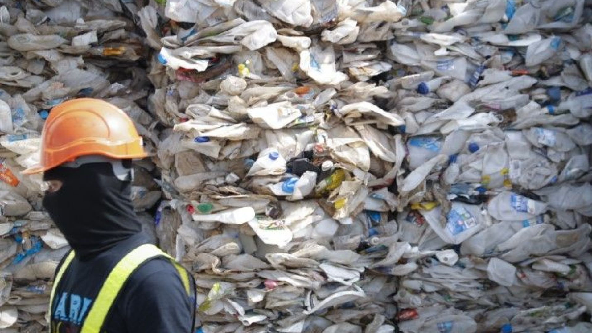 Екоинспекцията във Варна изисква от общината спешно да изчисти боклуците в центъра на града
