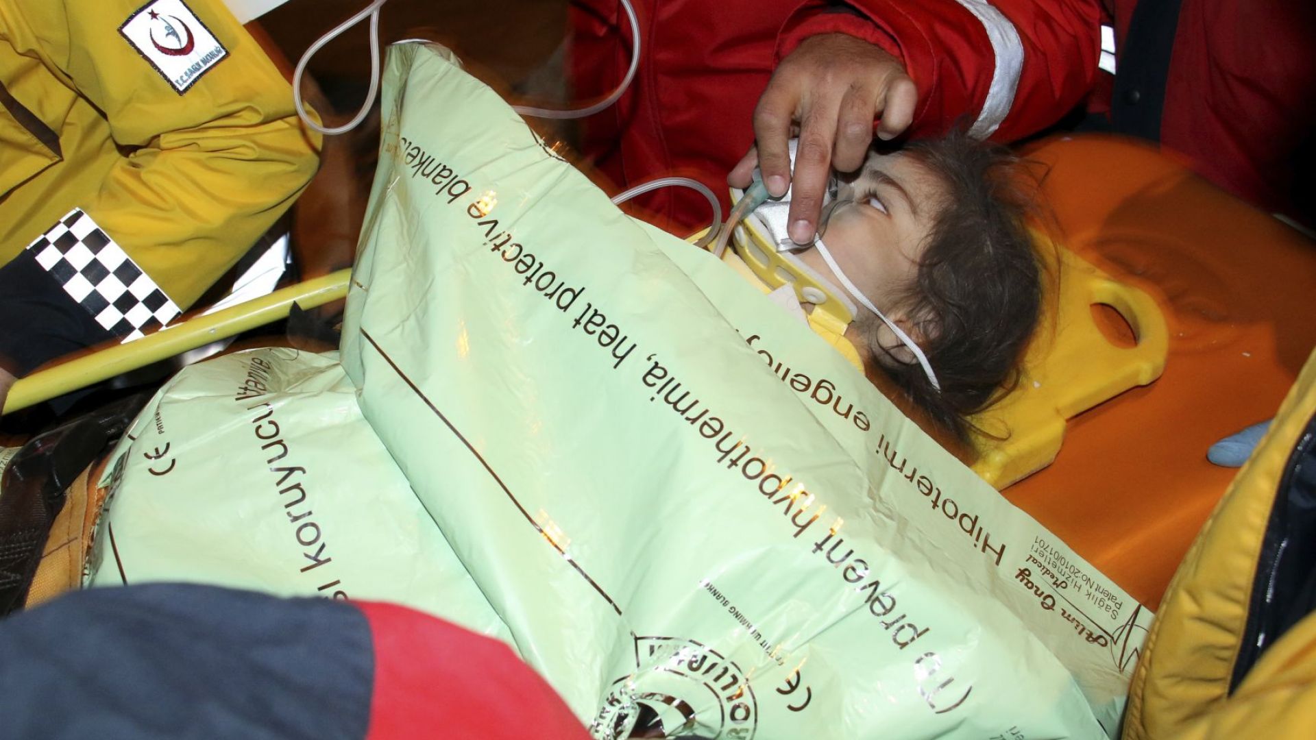 През нощта спасителите са извадили живи от руините 35 годишна жена