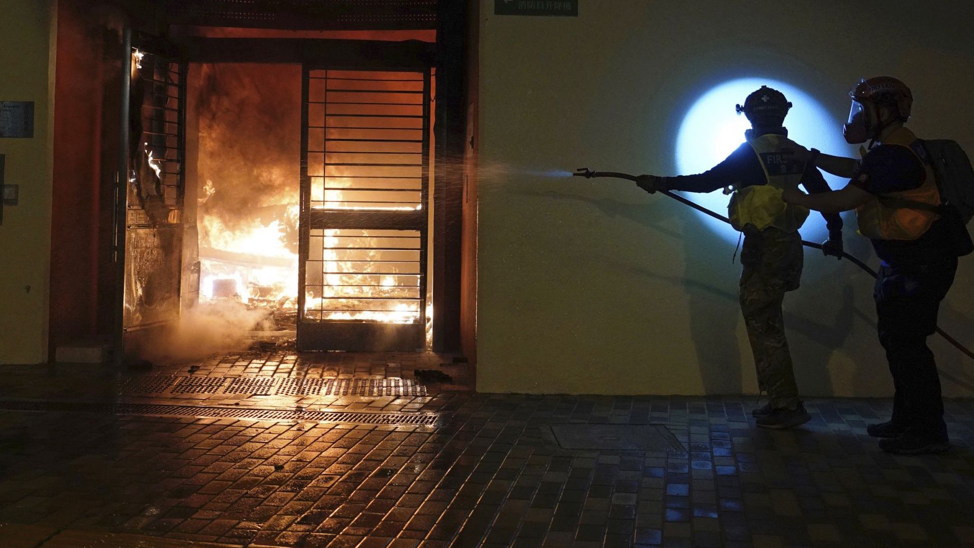 Демонстранти в Хонконг подпалиха тази вечер с коктейли Молотов празна