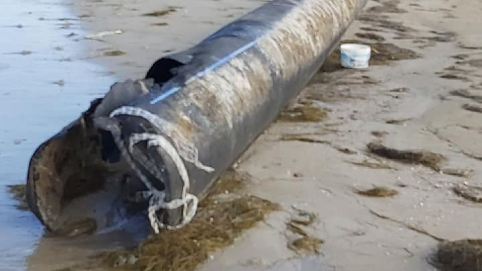 Тръба с дължина около 45 метра от дълбоководното заустване на