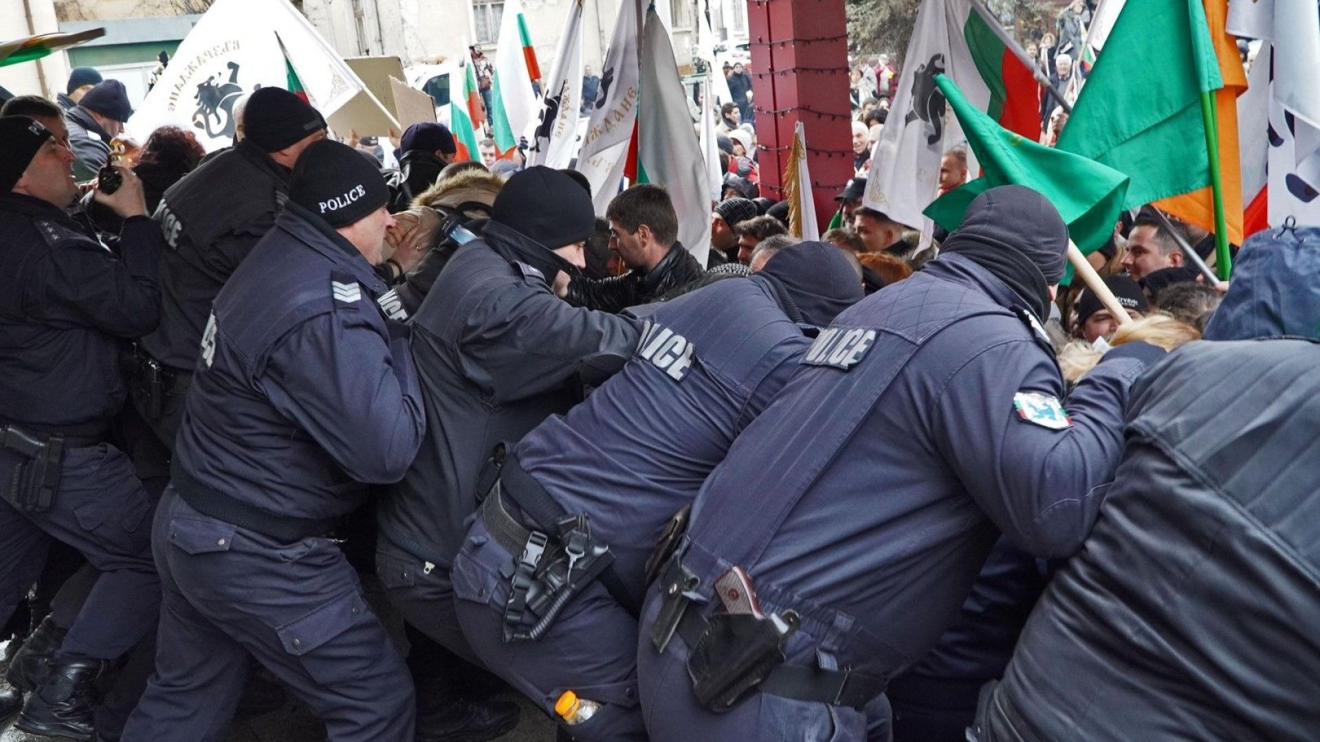 Протестиращи се опитаха да нахлуят в сградата на Министерството на регионалното