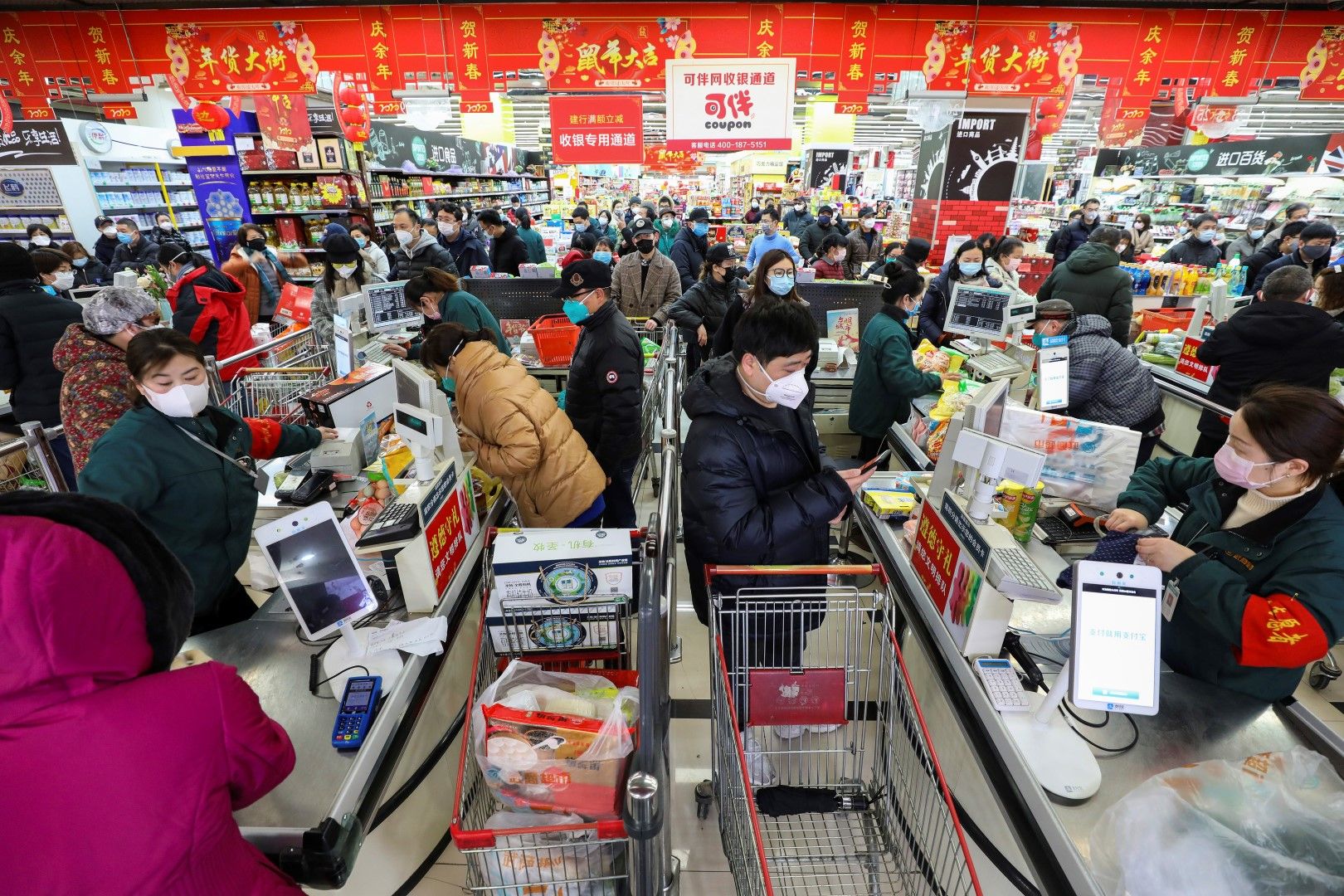 Китайците масово се зареждат с храна в Ухан, градът в който за пръв път се появи заразата с новия вирус