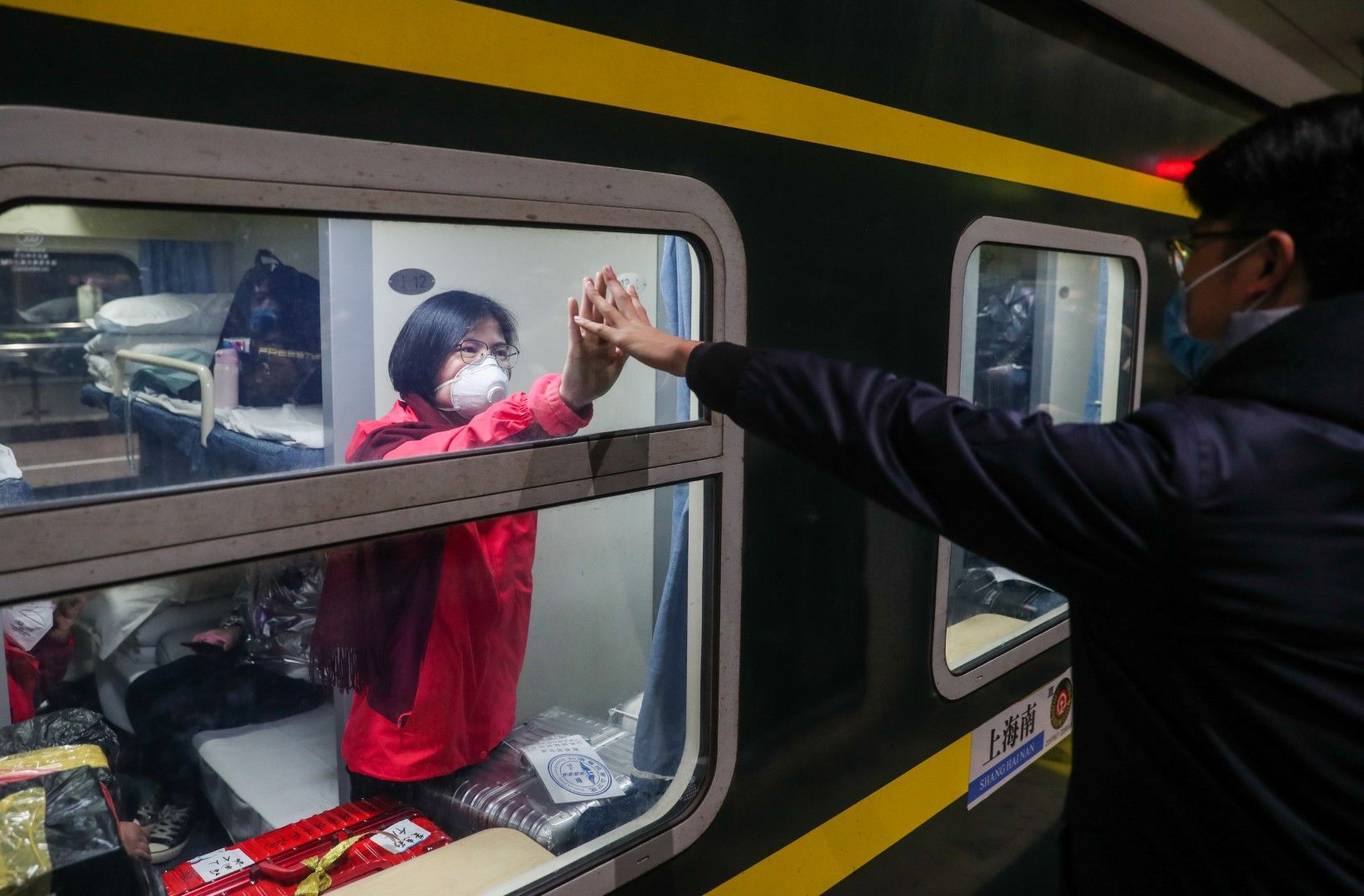 Двама съпрузи се разделят на гарата в Шанхай. Съпругата - медицинска сестра, заминава за Ухан, където се събират медицински екипи за борба с новия коронавирус