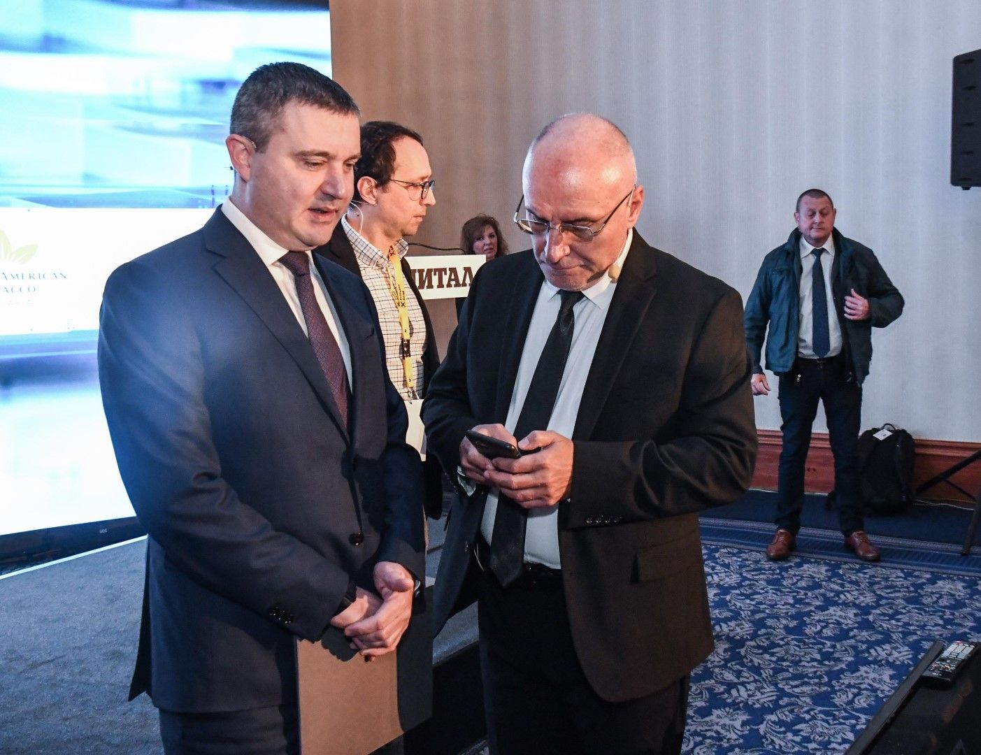 Управителят на БНБ Димитър Радев (дясно) разговаря с министъра на финансите Владислав Горанов по време на срещата на представители на бизнеса с представители на правителството