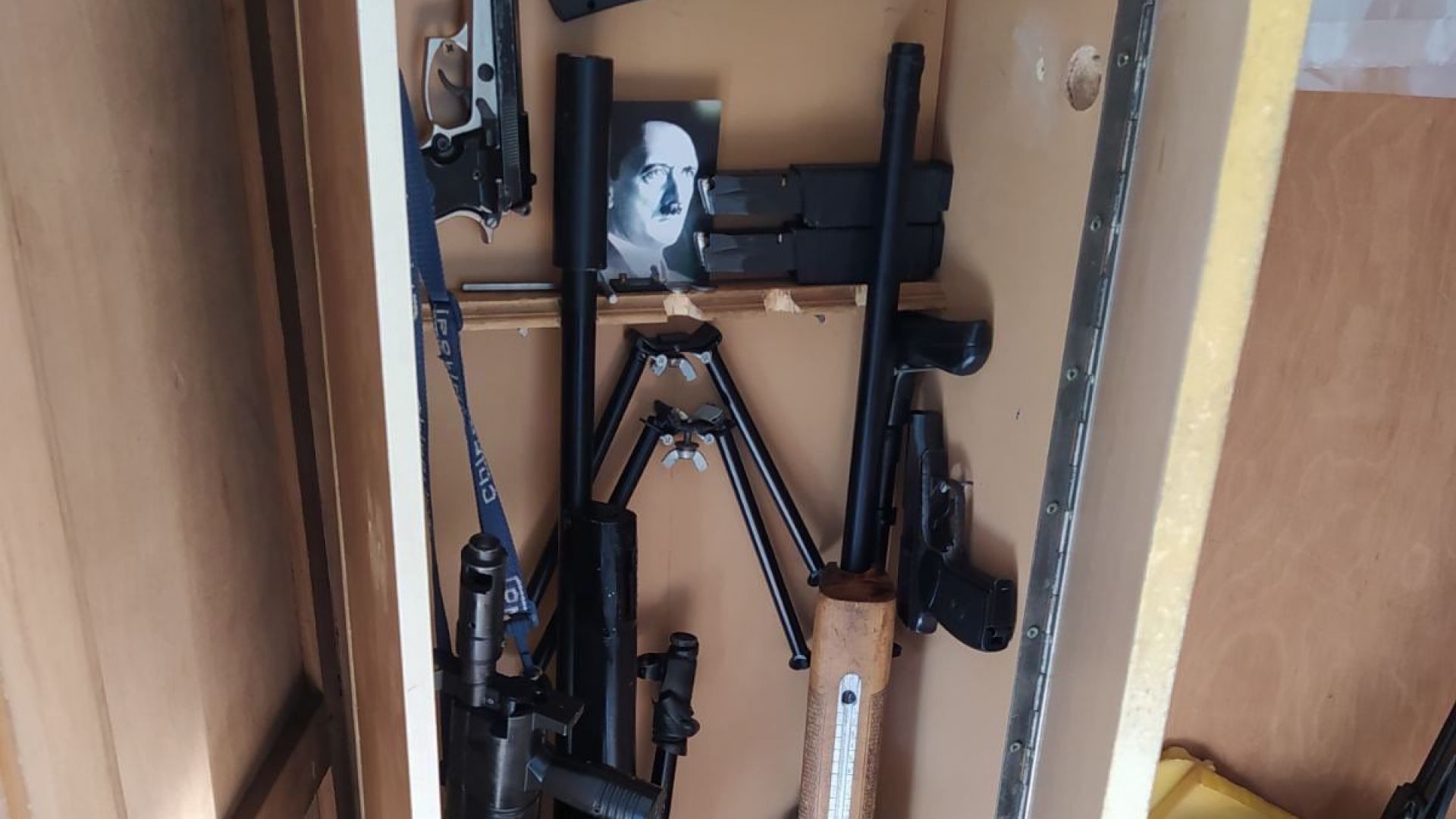 Цял боен арсенал голямо количество оръжия и боеприпаси са