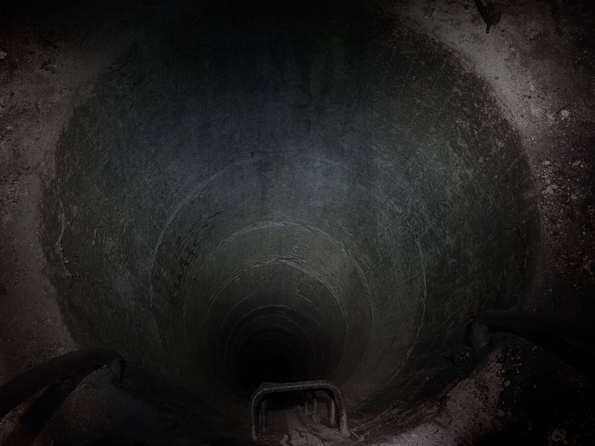 Тази шахта е дълбока 15 метра