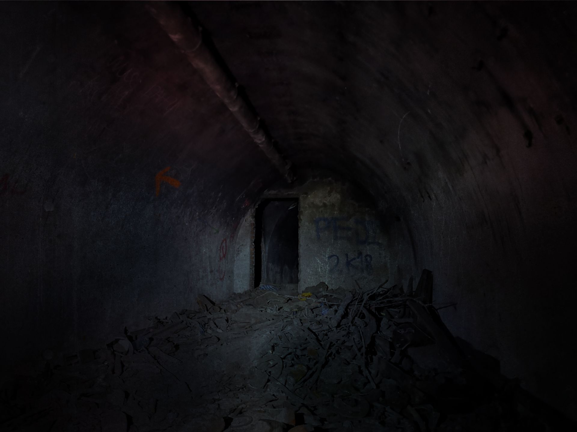 В подземието няма никаква светлина