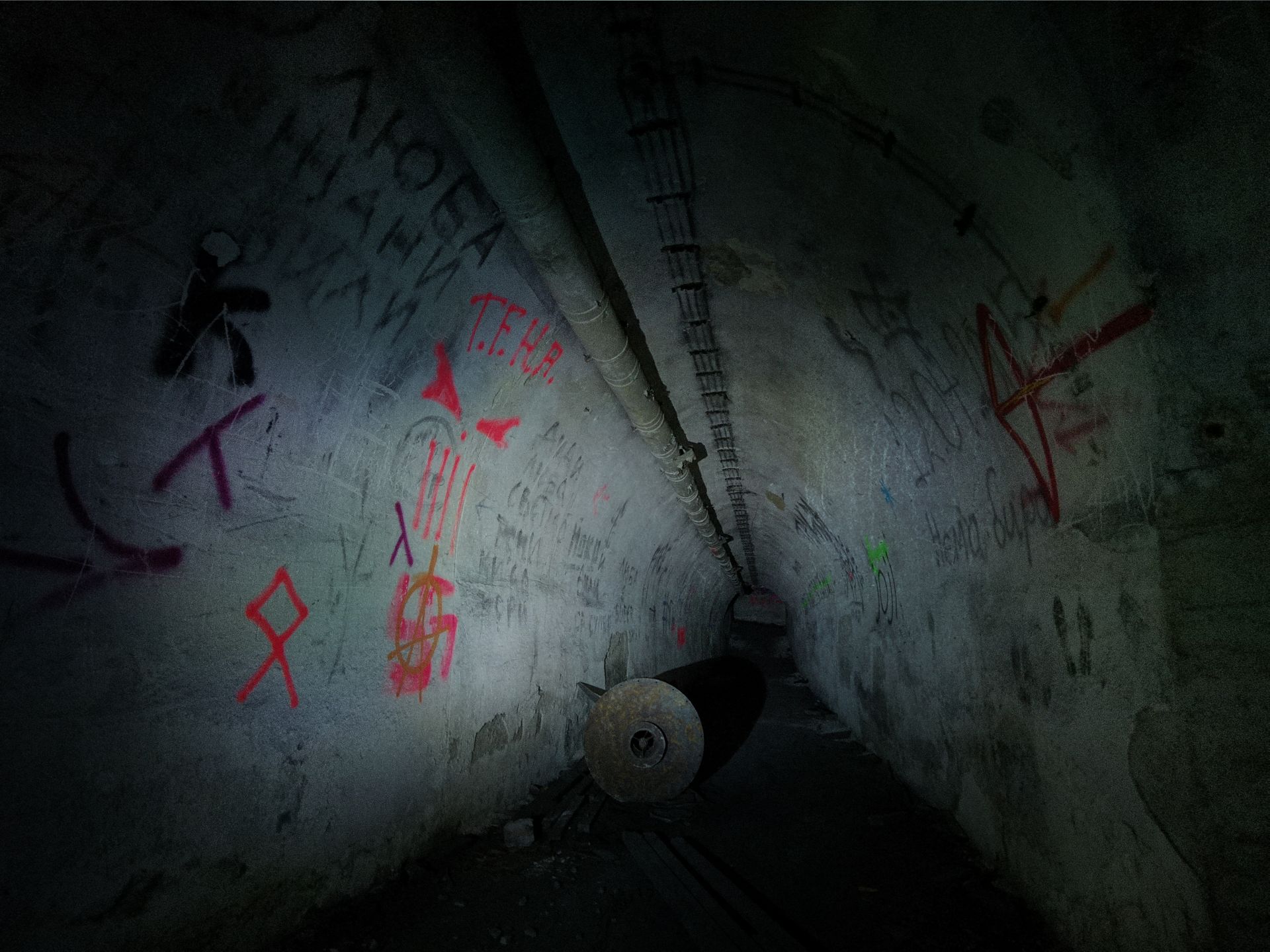 Състоянието на бункера разкрива, че конспирациите за тайни връзки и странна активност са напълно неверни
