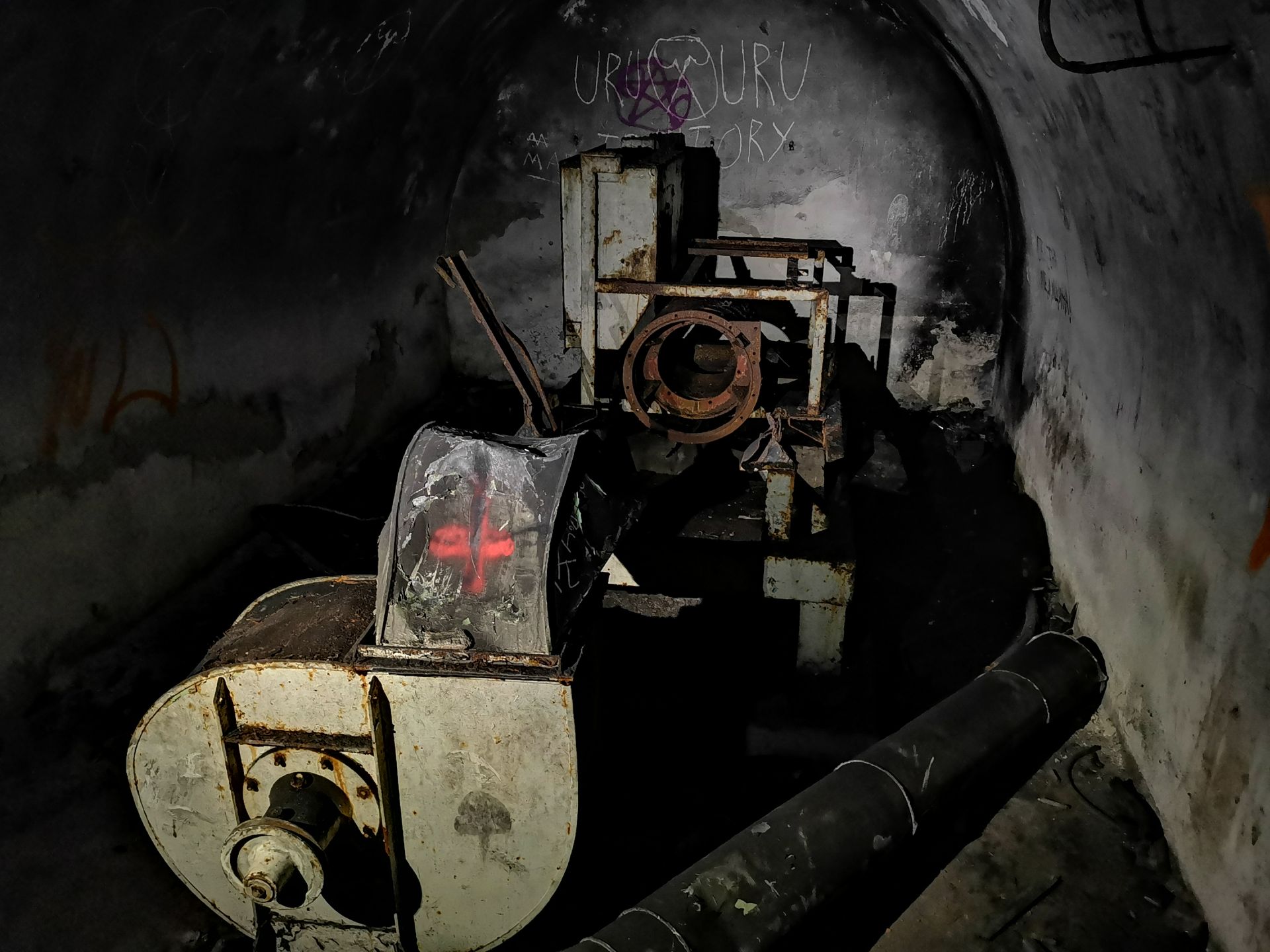 Един от мрачните коридори на бункера