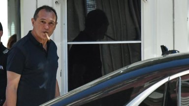 Снимки от колекцията на милионера и от акцията по изземването