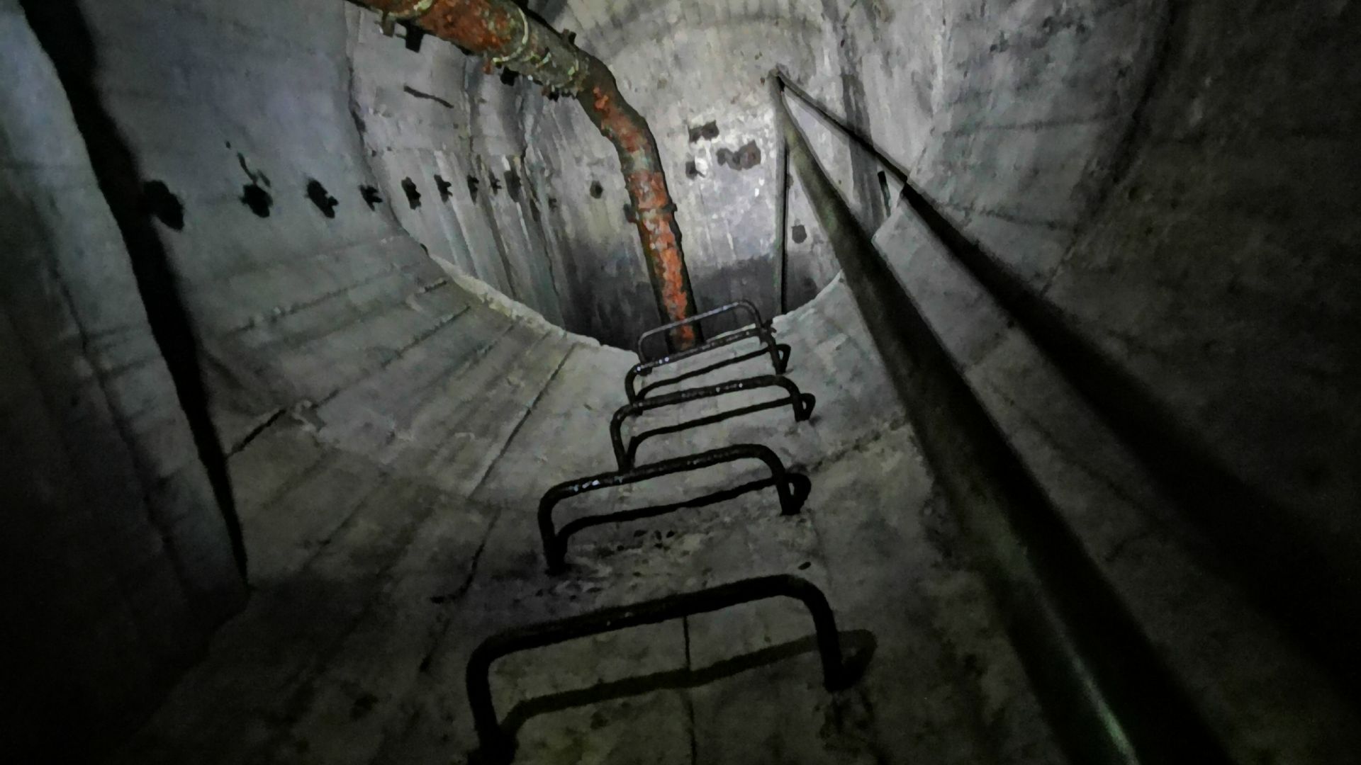 Стълбите отново са здрави, а горе мястото е тясно и заето единствено от водните резервоари