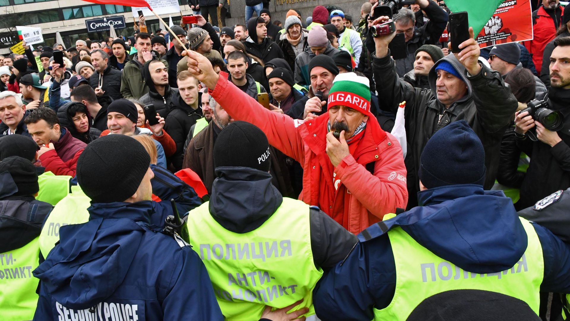 Ресторантьори и хотелиери пробиха полицейски кордон и блокираха движението на