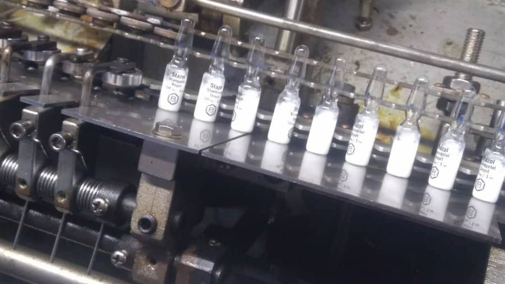 Незаконен цех за производство на анаболни препарати за спортисти и