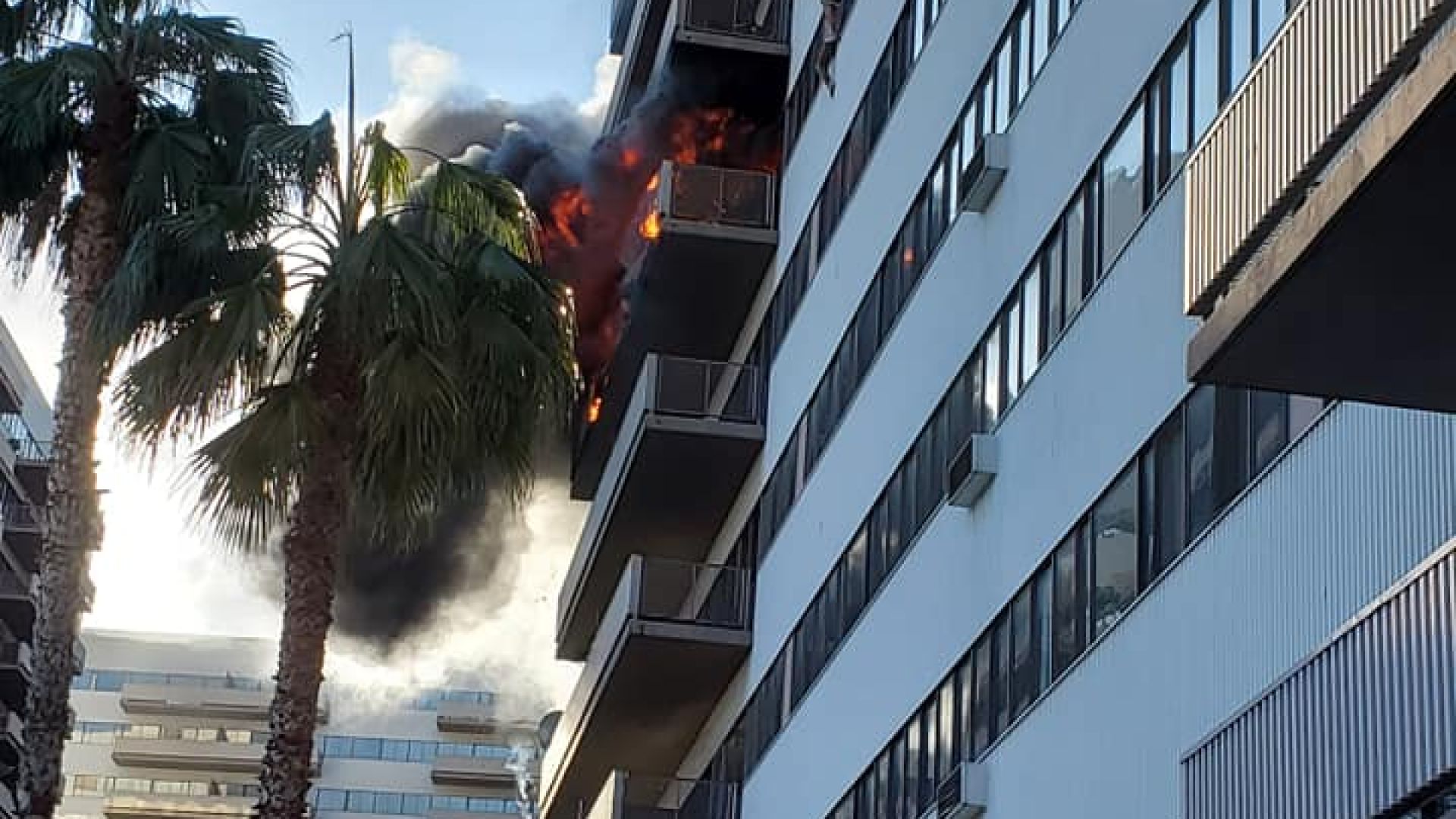 Огромен пожар е избухнал в 25 етажната жилищна сграда в която