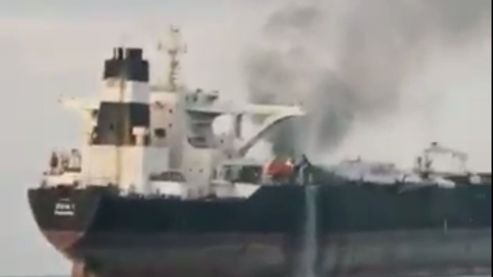 Петролен танкер се запали близо до пристанище Шарджа (видео)