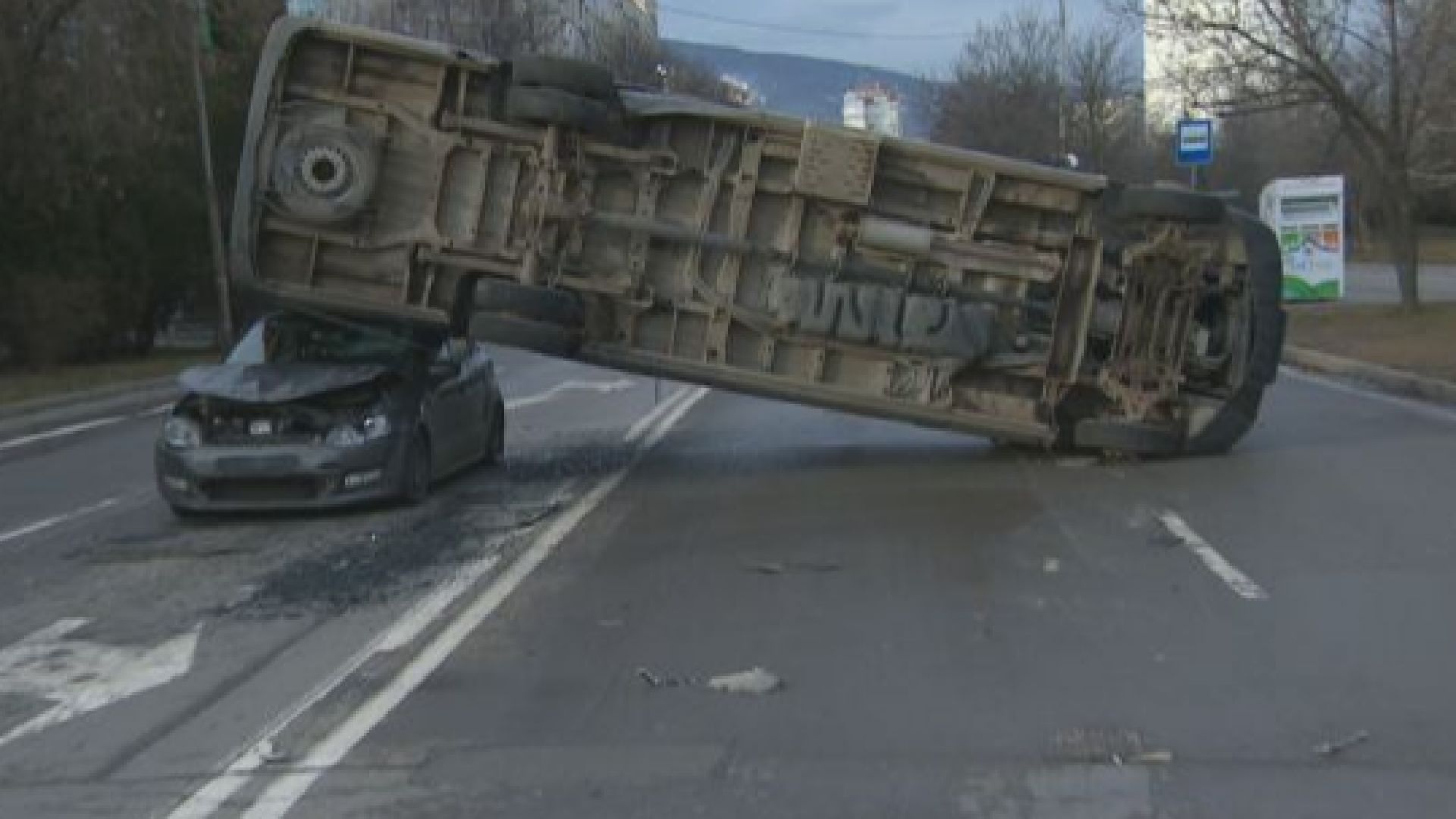 Катастрофа между микробус и 2 коли едната от която беше