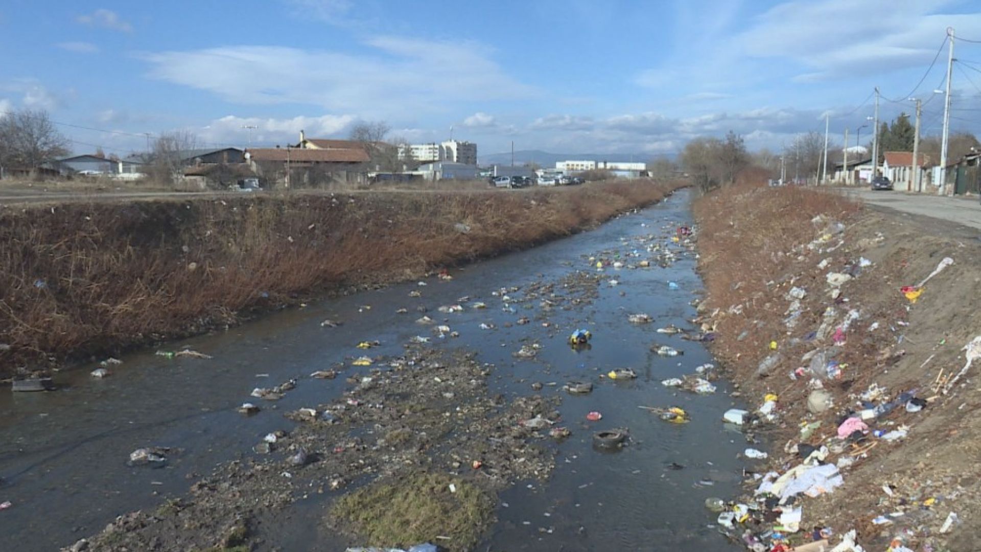 Боклуци пълнят реката течаща през столичния квартал Малашевци сигнализира зрител