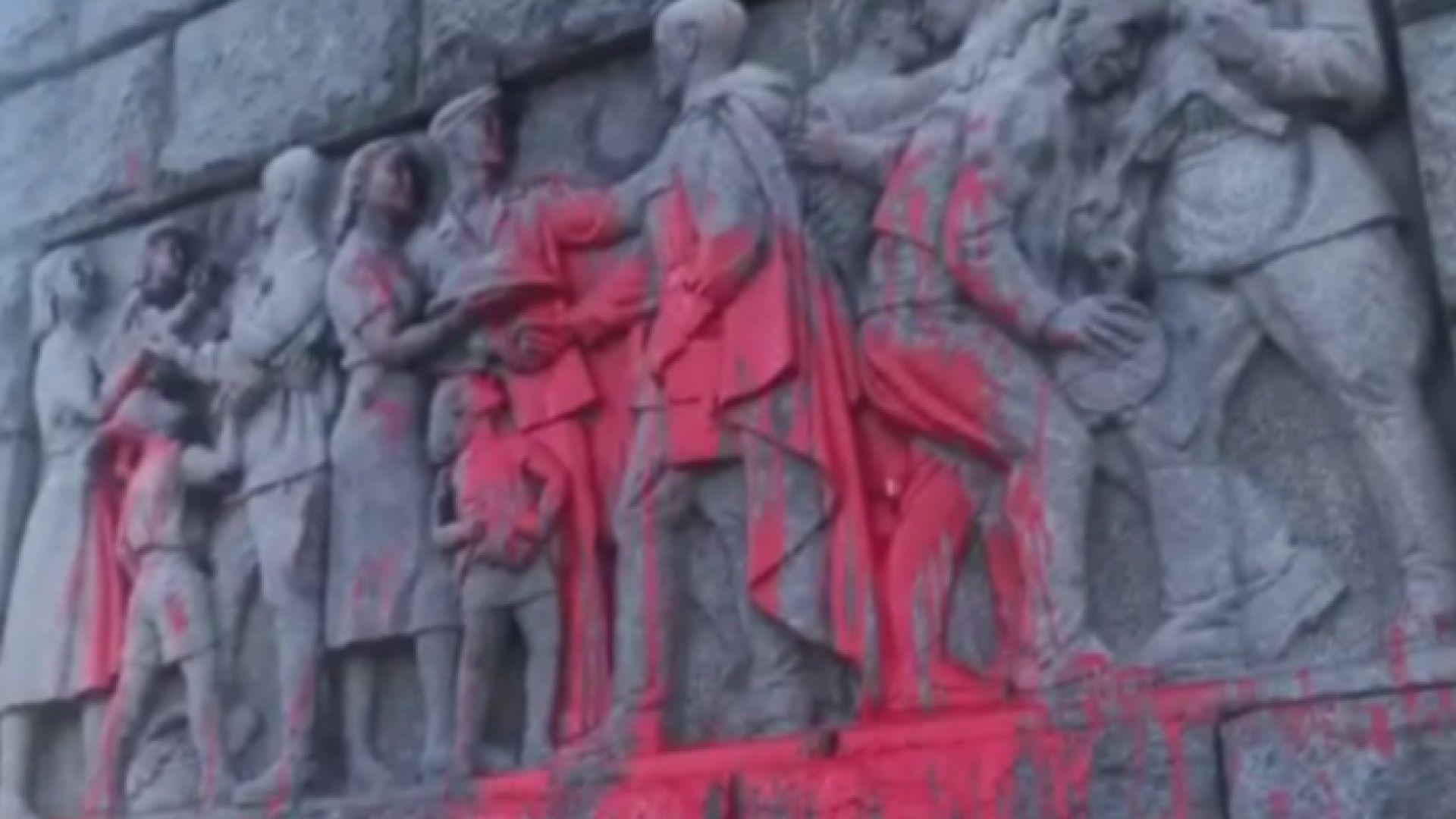 Паметникът на Альоша на хълма Бунарджика в Пловдив осъмна залят