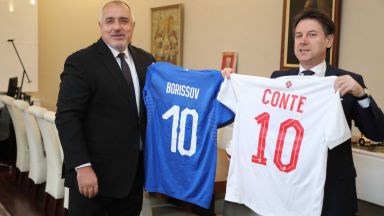 Борисов и Конте се разбраха "да смажат виновните" за боклука и си размениха футболни фланелки
