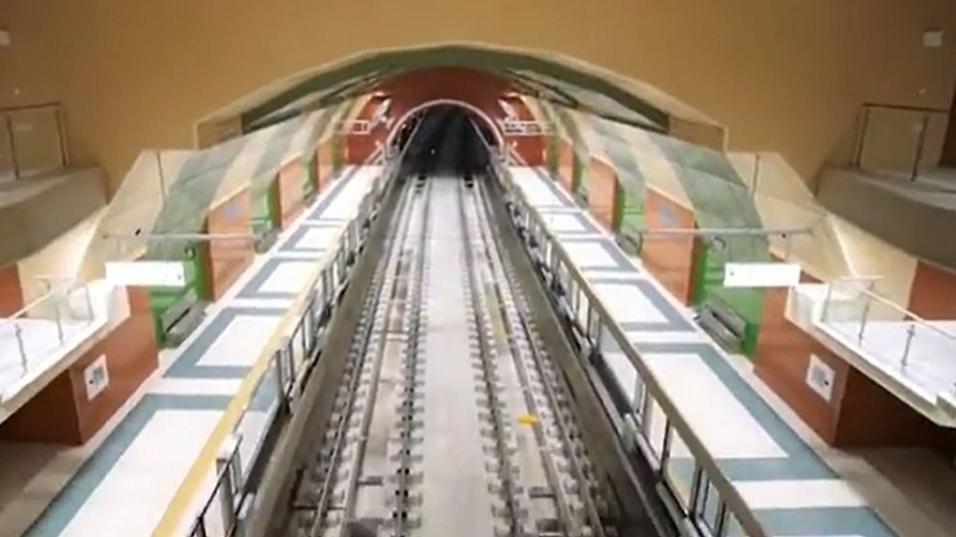Кметът на София Йорданка Фандъкова публикува видео от метростанцията на