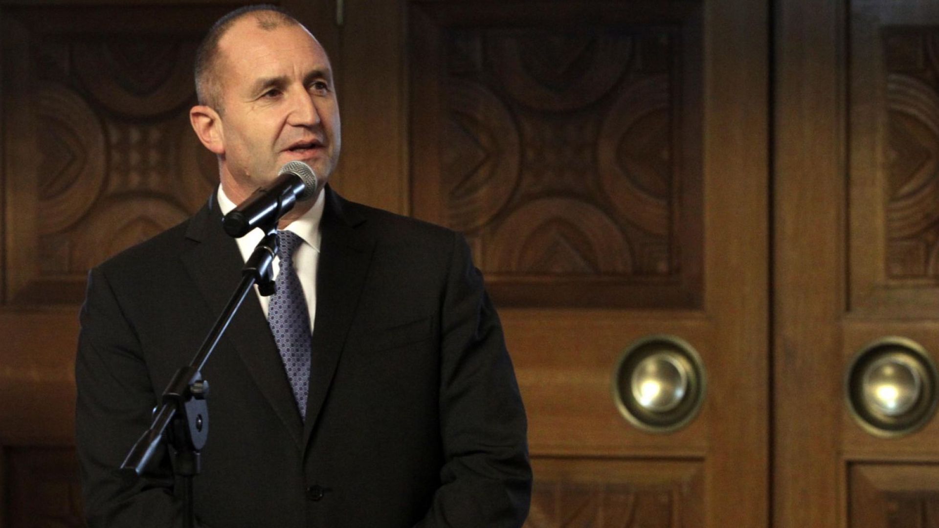 Президентът Румен Радев обяви че снема доверие от правителството На
