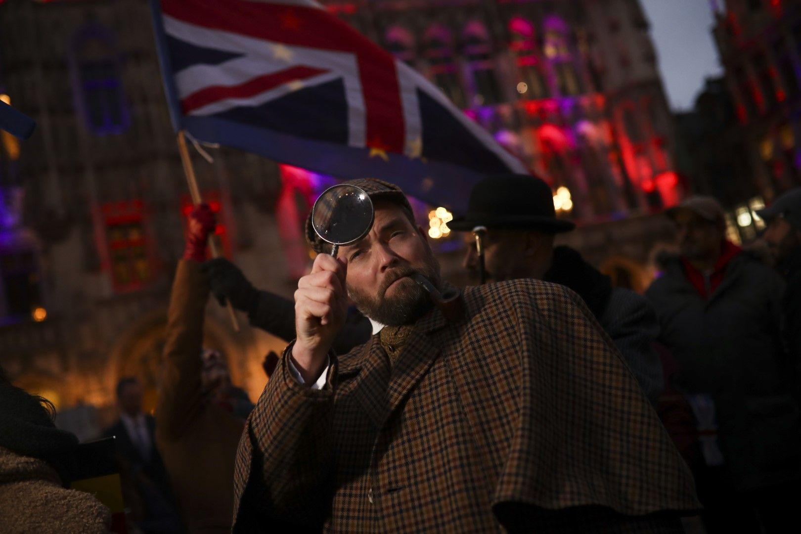 Мъж, пременил се като Шерлок Холмс. Сбогуване с Великобритания бе организирано на централния площад в Брюксел по залез слънце на 30 януари