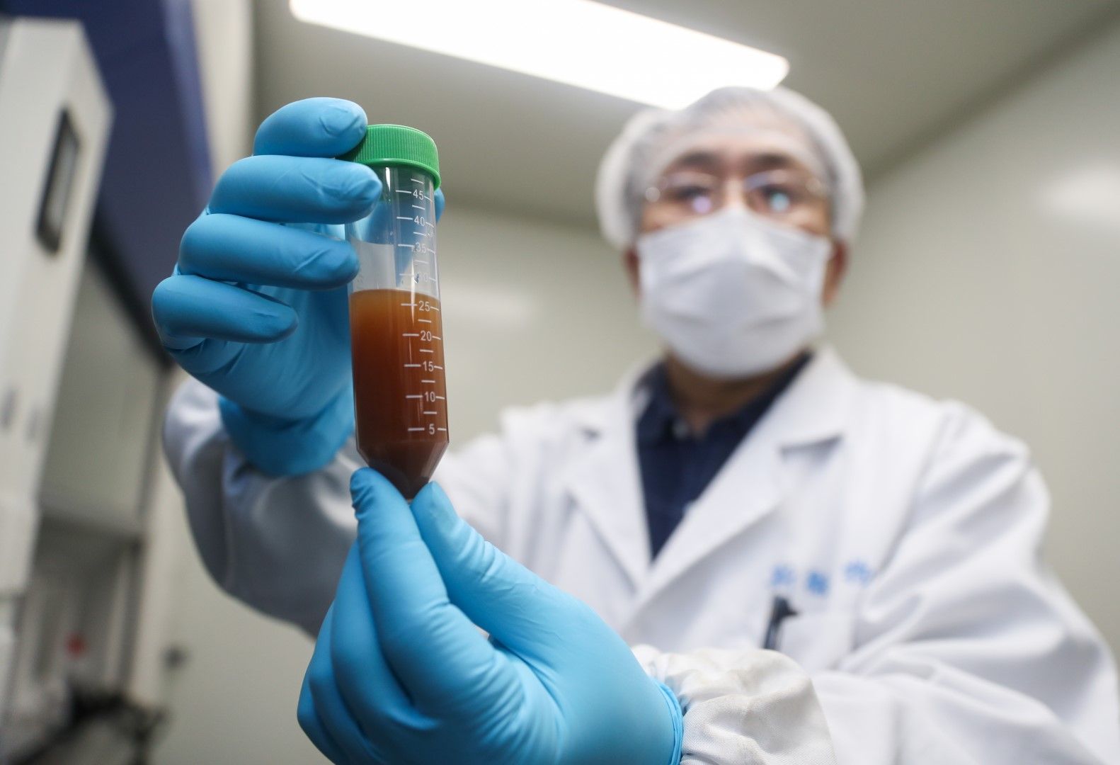 Изследовател от "Стермина Терапевтикс" (Stermirna Therapeutics Co., Ltd) извършва експеримент за изработването на ваксина mRNA срещу новия коронавирус, Пекин, 31 януари 