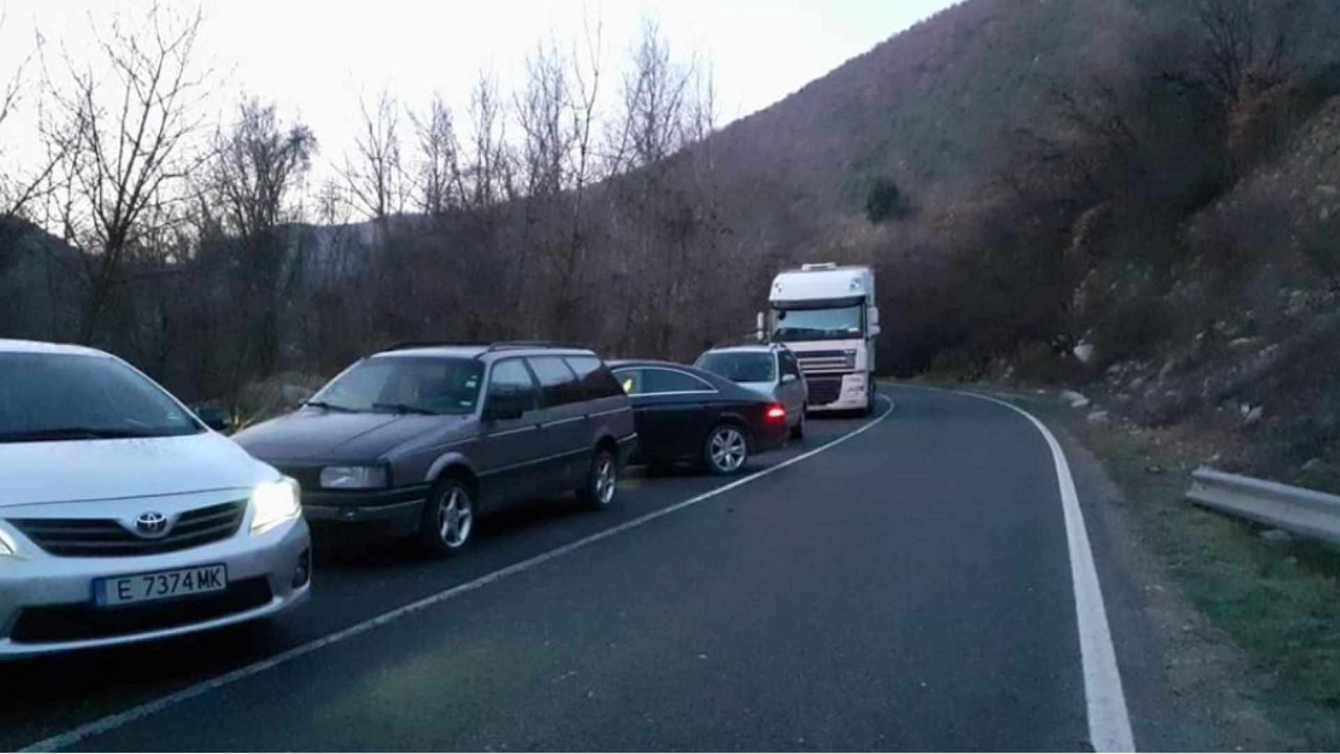 Две катастрофи затвориха пътя за Гърция Движението ще остане затворено