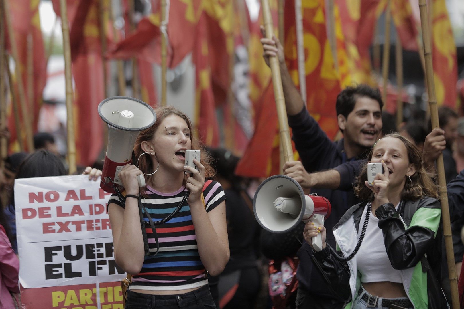 Протест пред парламента на Аржентина по време на дебатите за преструктуриране на чуждия дълг на страната, който правителството обяви, че не може да плаща, 29 януари, Буенос Айрес