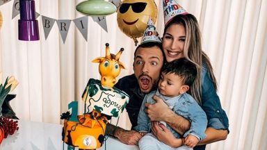 Синът на Алекс и Даниел Петканови отпазнува първи рожден ден с торта жираф