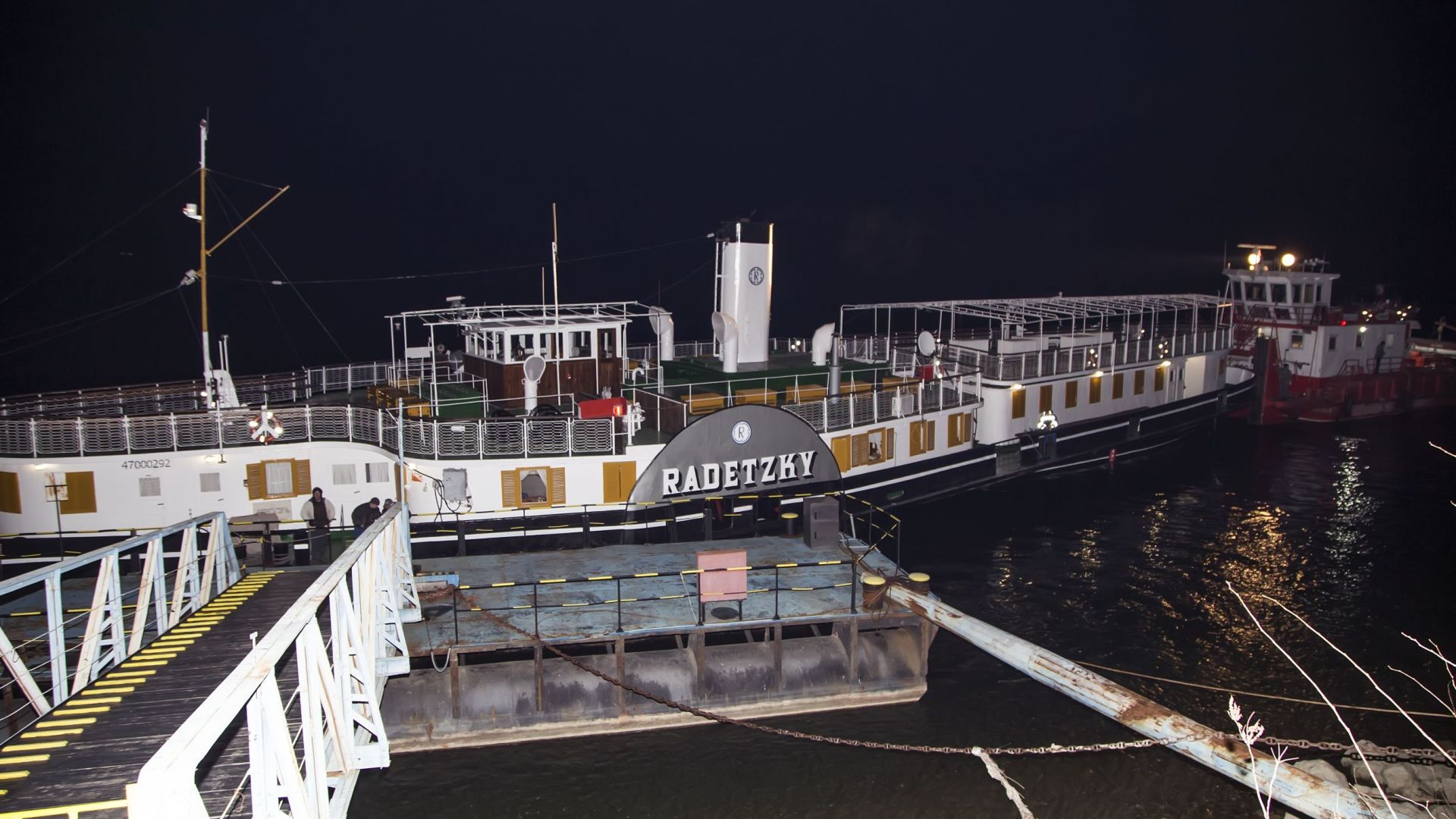 Корабът музей Параход Радецки се завърна късно снощи в Козлодуй съобщиха