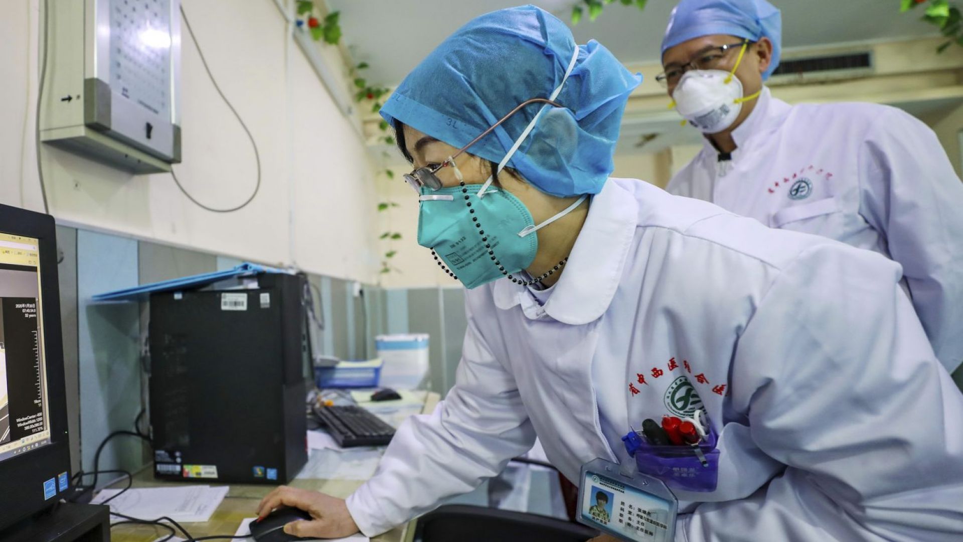 Китайка която се възстанови от тежката пневмония предизвикана от новия