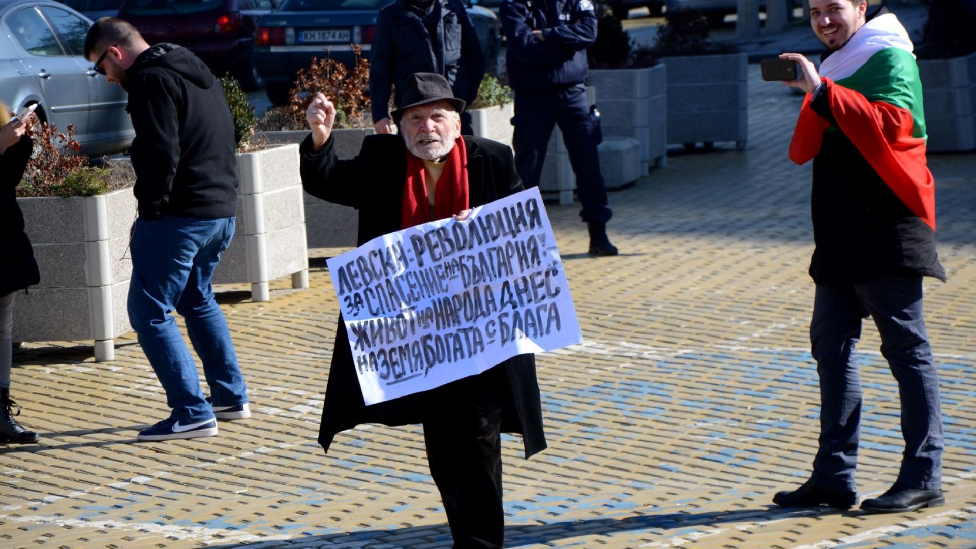 Йоло Денев се появи на протеста на левскари пред Народното събрание