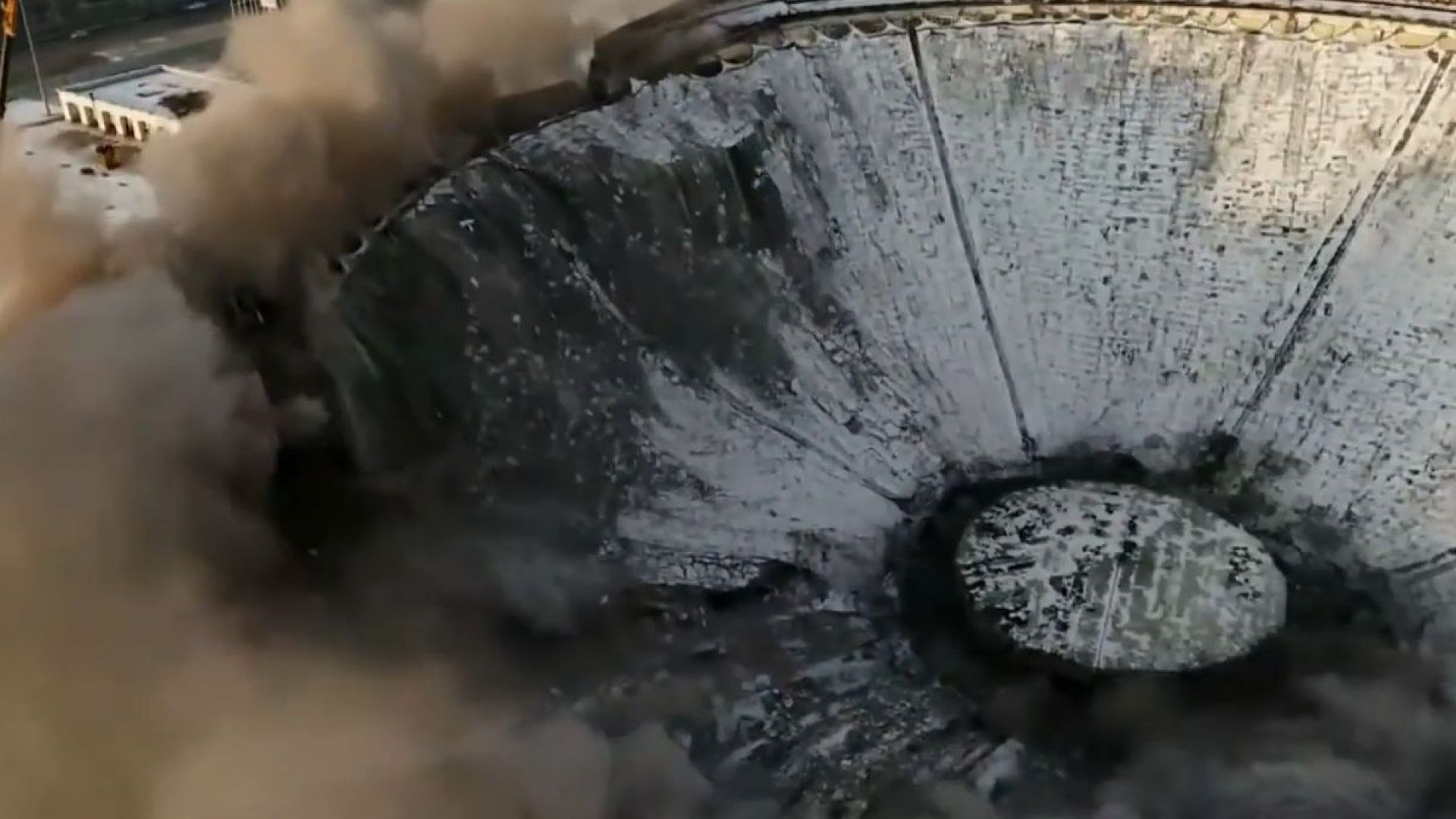 Покривът на спортно концертния комплекс Петербургский в Санкт Петербург рухна по