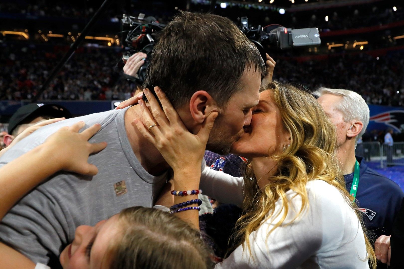 Великият Том Брейди с неговите 6 шампионски пръстена получава наградата за поредния спечелен Супербоул с Патриотите - целувка от съпругата му Жизел Бюндхен