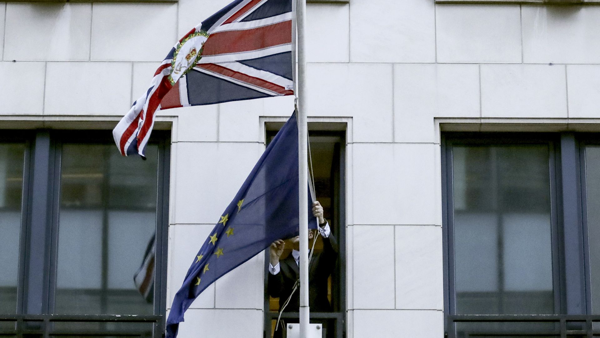 Знамето на Европейския съюз бе свалено от пилона в постоянното