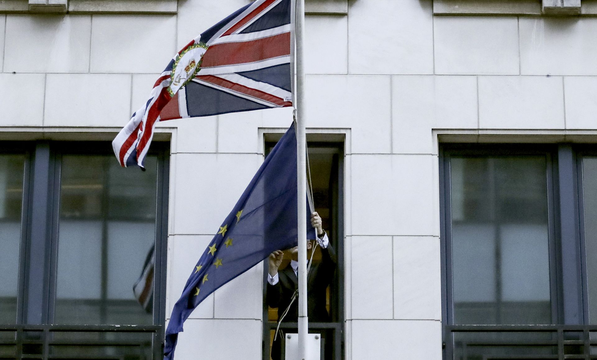 Свалиха знамето на ЕС в постоянното представителство на Обединеното кралство в Брюксел