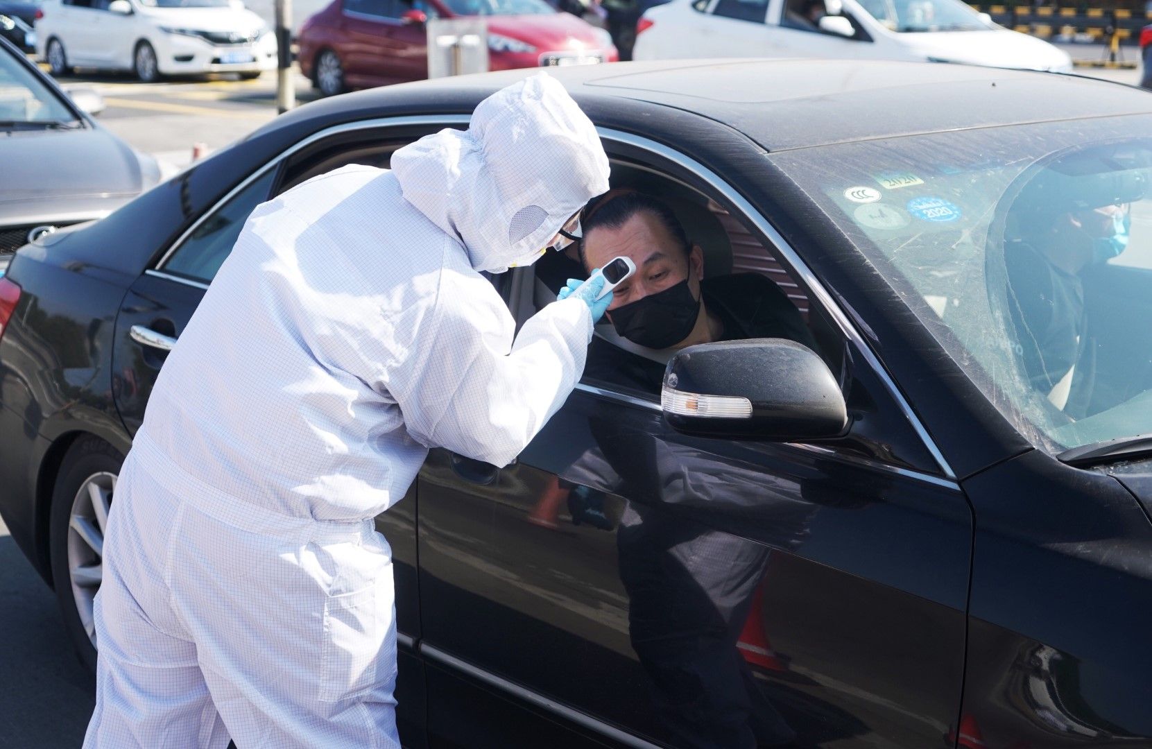 В Китай вече проверяват и в автомобилите за наличие на новия коронавирус