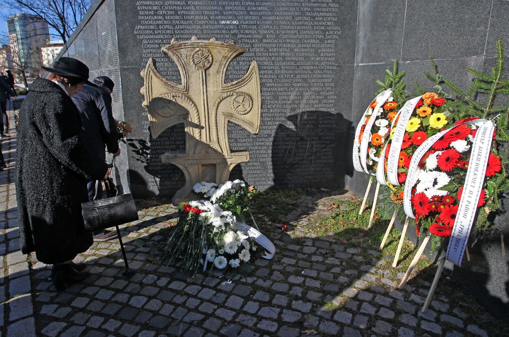 Пред параклиса и мемориалната стена до НДК се състоя церемония по отдаване на почит на жертвите на комунистическия режим