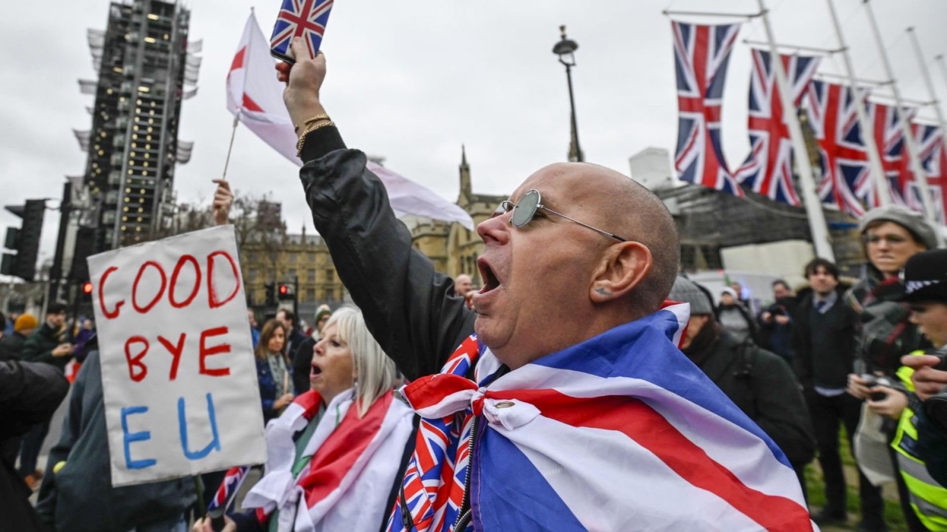 Великобритания напусна Европейския съюз на фона на радостните възгласи на